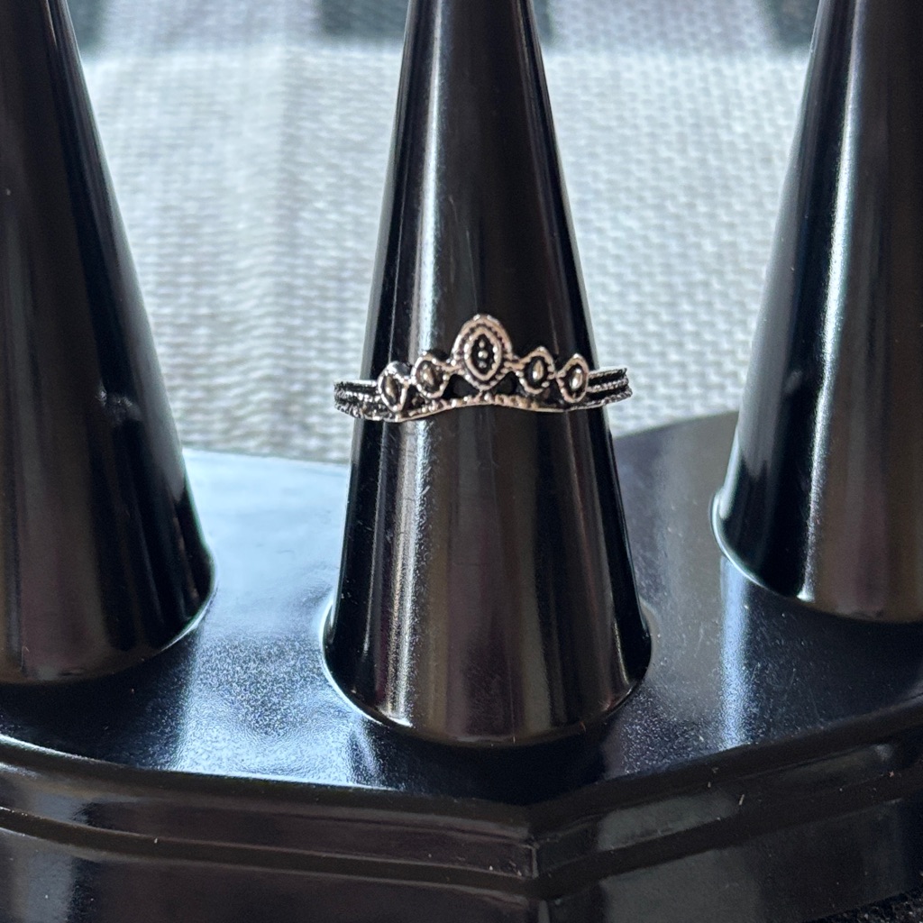Elegant Silver Tiara Ring Size 6 Nwot